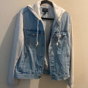 Men’s Light Denim jacket with hoodie Size LARGE